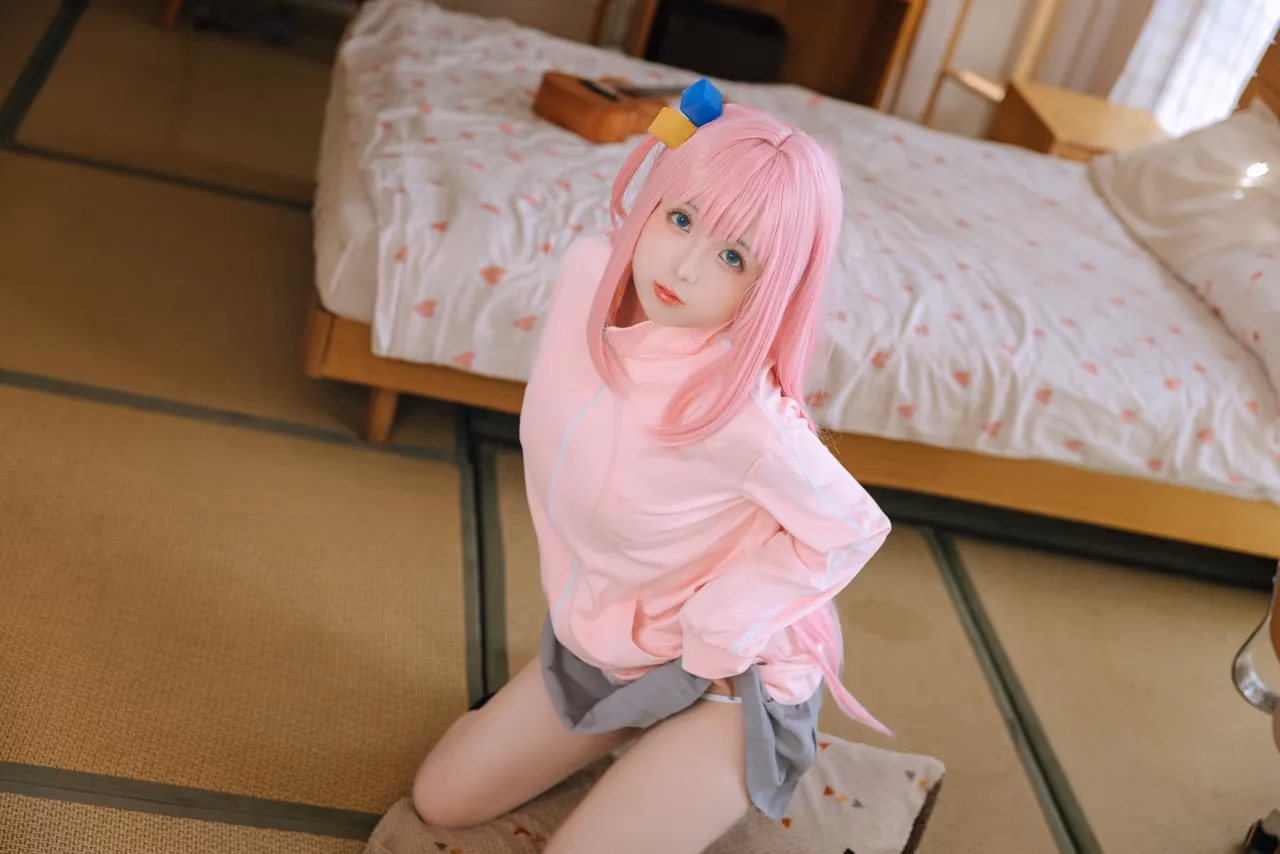 Zhuimingyou as Hitori Gotoh — cosplay photo 11 of 134