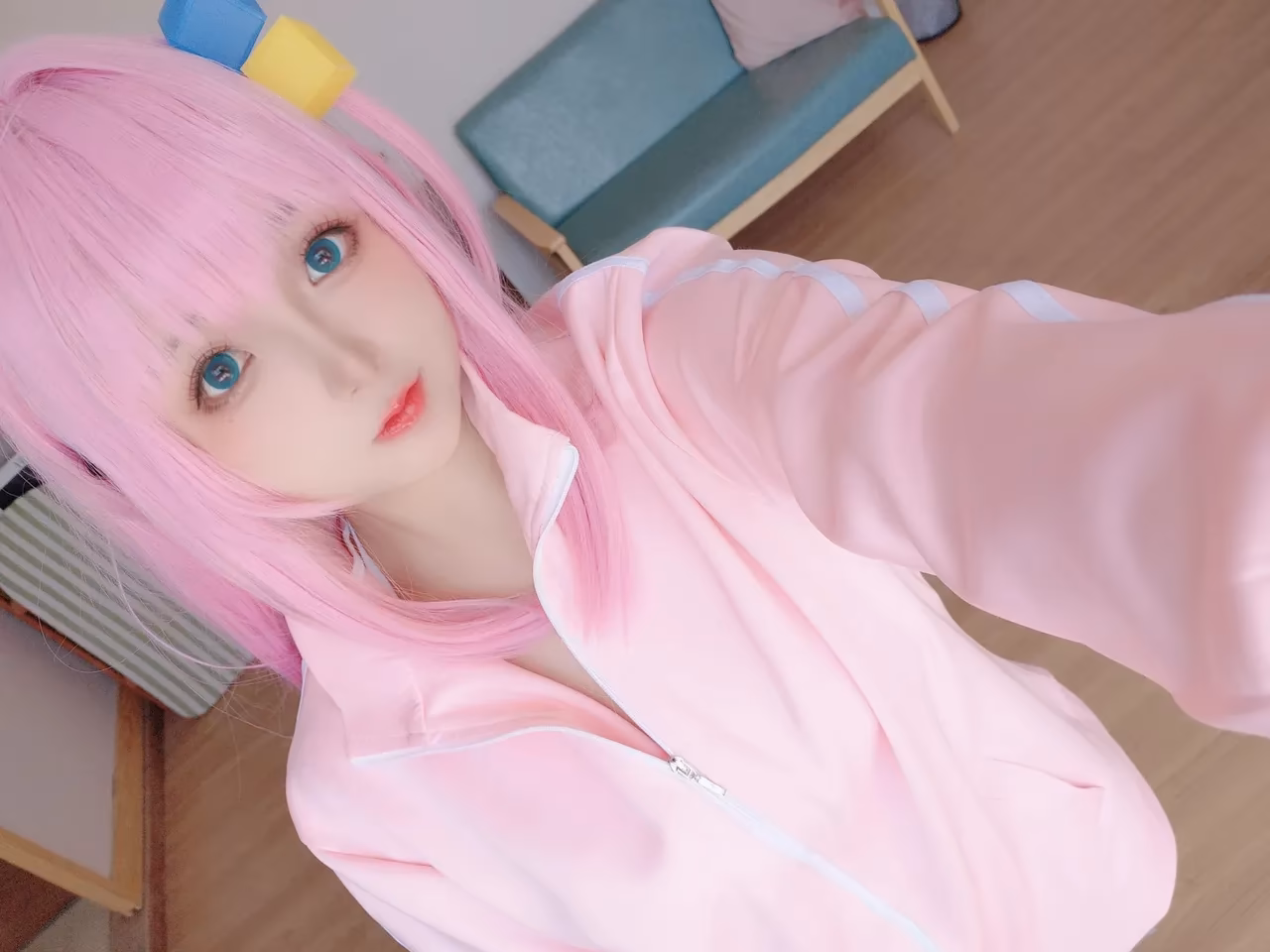 Zhuimingyou as Hitori Gotoh — cosplay photo 116 of 134