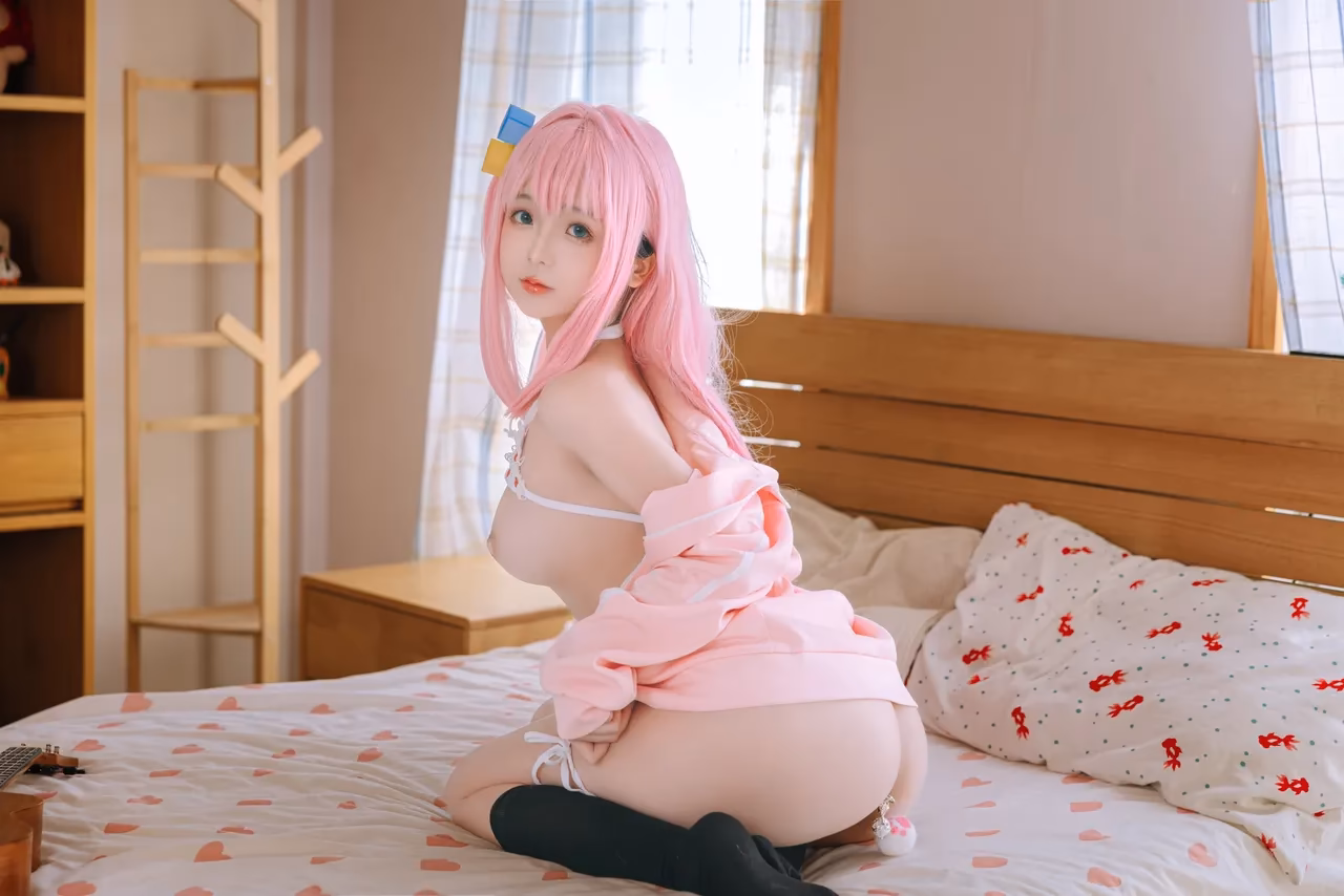 Zhuimingyou as Hitori Gotoh — cosplay photo 55 of 134