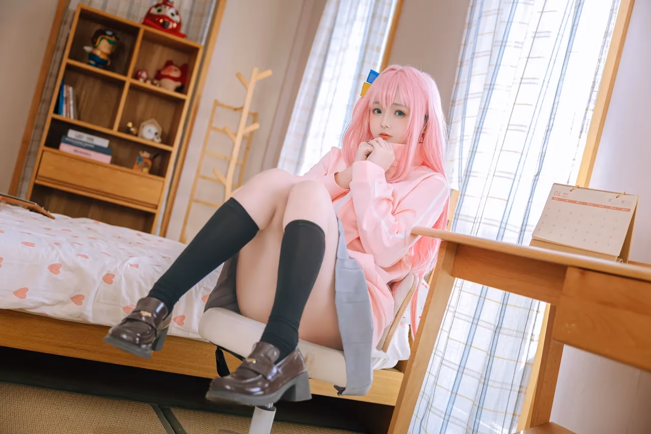Zhuimingyou as Hitori Gotoh — cosplay photo 7 of 134